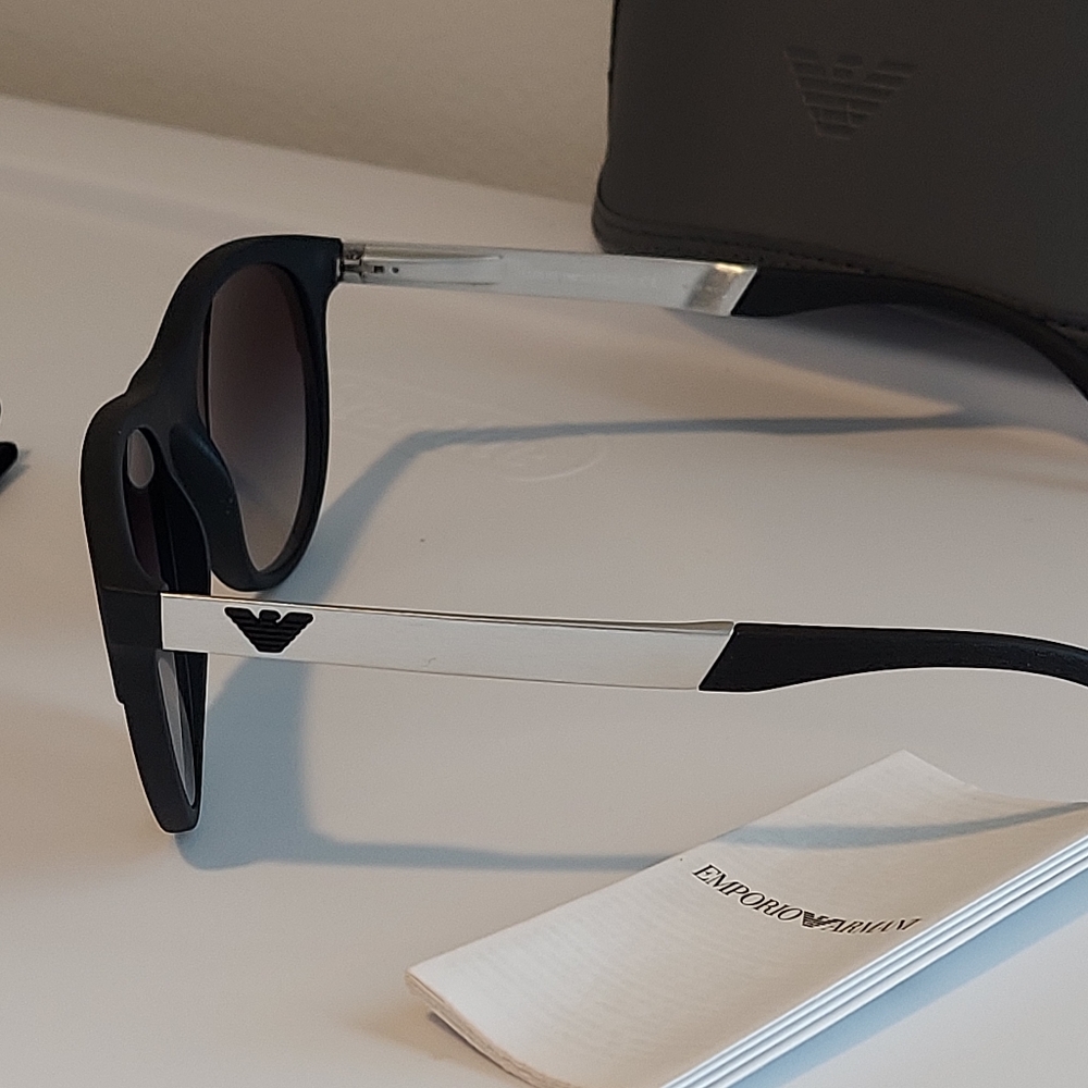EMPORIO ARMANI
Oval Frame Sunglasses EA 4… - Picture 9 of 9